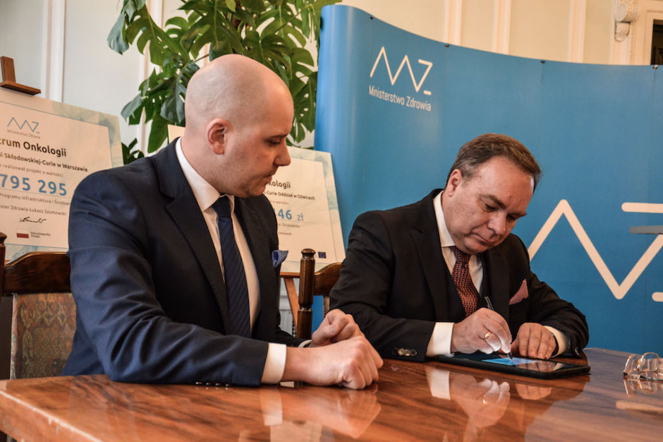 Na zdjęciu: wiceminister zdrowia Sławomir Gadomski i dyrektor CO-I w Gliwicach prof. Krzysztof Składowski w trakcie podpisywania umowy Fot. MZ MZ: 44 mln zł dla Centrów Onkologii w Warszawie i Gliwicach