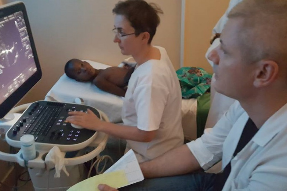 Dr Maria Wieteska - twórczyni projektu ''Kardiolog w Afryce'' i dr Robert Ryczek uczestnik wypraw kardiologów do Tanzanii. Fot. Materiały prasowe Prezydent odznaczył lekarzy-wolontariuszy Fundacji ''Redemptoris Missio''