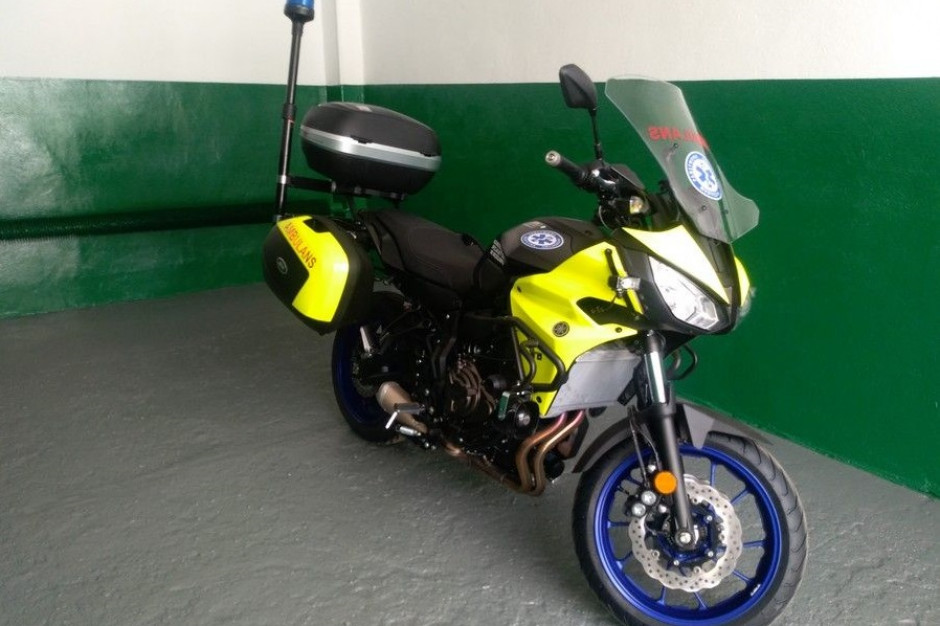 Zakupiony ze środków własnych szpitala motocykl Yamaha Tracer 700 został dostosowany i wyposażony w elementy uprawniające do jazdy jako pojazd uprzywilejowany. Fot. WSS we Włocławku Włocławek: pogotowie ratunkowe będzie miało motoambulans