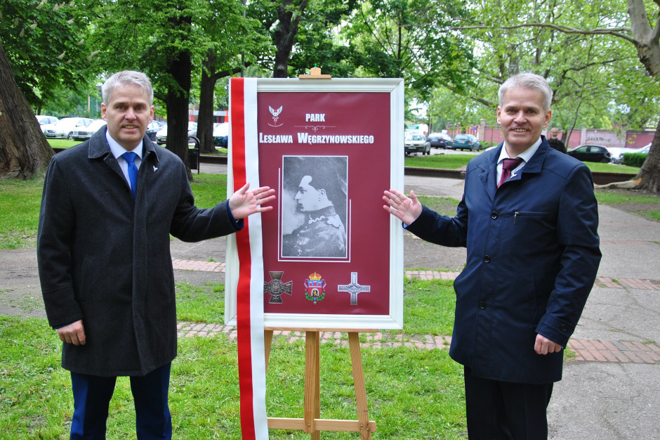 O uhonorowanie Lesława Węgrzynowskiego, znakomitego lekarza, Obrońcy Lwowa i Powstańca Warszawskiego toczyli bracia bliźniacy, okuliści, doktorzy Krzysztof i Zbigniew Kopocińscy ze 105. Kresowego Szpitala Wojskowego w Żarach. Fot. Materiały prasowe We Wrocławiu oddano lekarzowi obrońcy Lwowa. Zabiegali o to okuliści z Żar