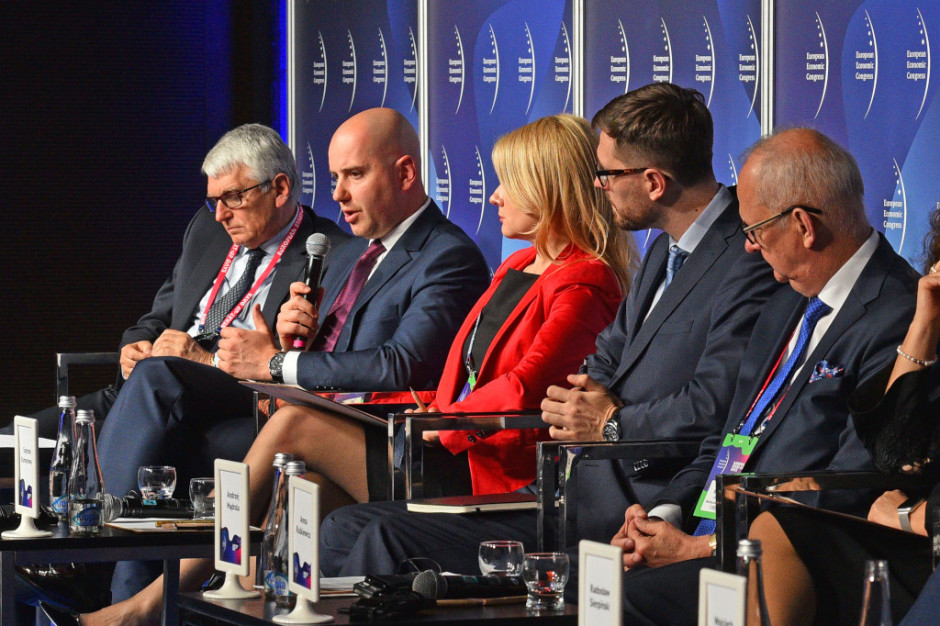 - Po zmianach, które są obecnie procedowane, przekroczymy 5 proc. nakładców PKB, co zakładaliśmy na poziomie ustawy dopiero w 2020 roku - wskazywał wiceminister zdrowia Sławomir Gadomski.Fot. PTWP Finansowanie ochrony zdrowia wzrośnie do 100 mld zł. Czy całość pójdzie na leczenie?