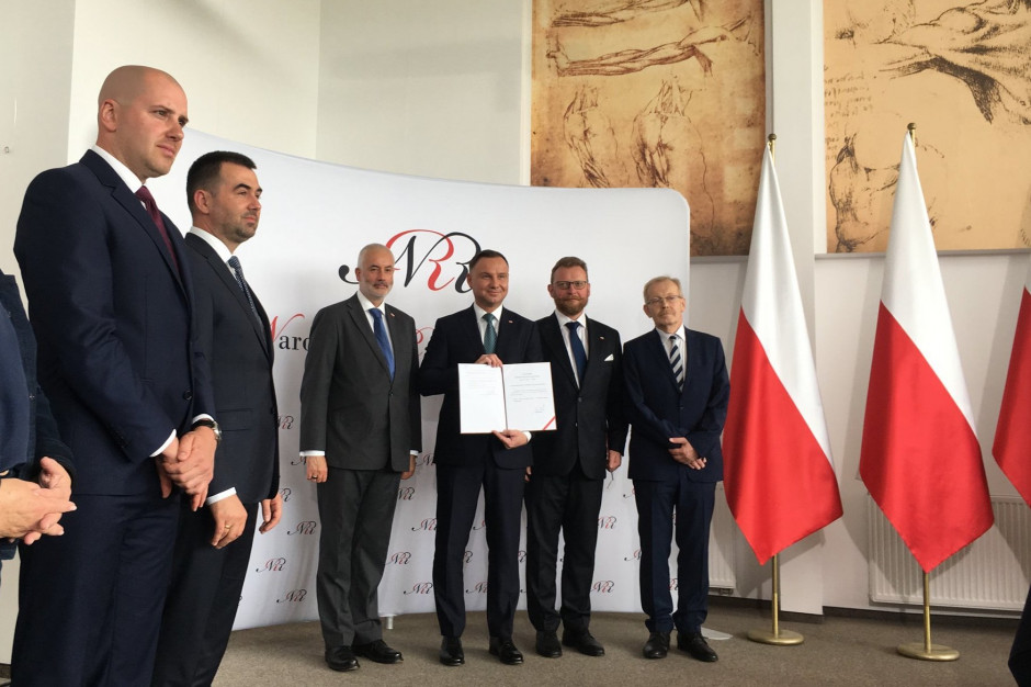 Ustawa, jaką 20 maja podpisał prezydent ma wytyczyć kierunki rozwoju poszczególnych obszarów systemu opieki onkologicznej; FOT. Twitter/MZ Ustawa o Narodowej Strategii Onkologicznej już z podpisem prezydenta