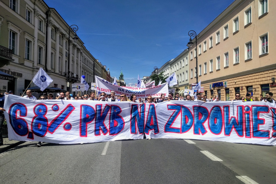 Manifestacja ruszyła o godz. 13 sprzed gmachu MZ na Miodowej. Fot. PTWP/Marek Misiurewicz W Warszawie ruszyła manifestacja lekarzy