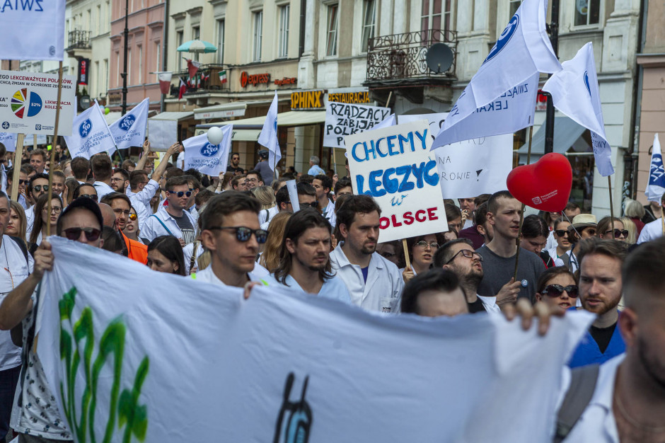 W sobotę, 1 czerwca, lekarze wyszli na ulice Warszawy. Fot. PTWP/Marek Misiurewicz Lekarze ostrzegają po manifestacji: wrócimy do wypowiadania klauzuli opt-out