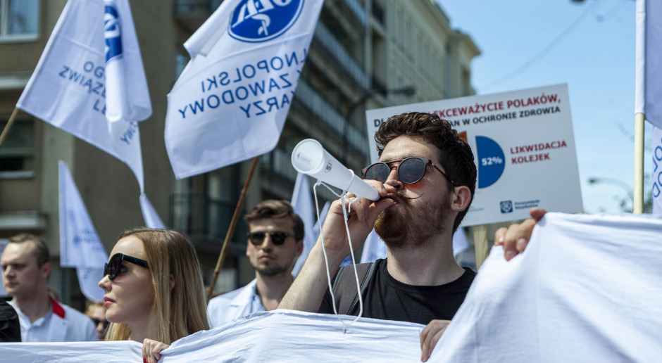 Protest lekarzy w Warszawie: wuwuzele, emocjonalne przemówienia, zapowiedź ograniczania czasu pracy