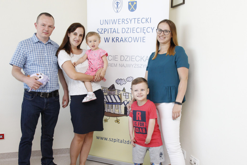 Dwa pierwsze zabiegi ustawiające kciuki w odpowiedniej pozycji wykonano u 1,5-rocznej Mai i 6-letniego Igora. Fot. Uniwersytecki Szpital Dziecięcy w Krakowie Kraków: pierwsza plastyka kciuków u dzieci z artrogrypozą