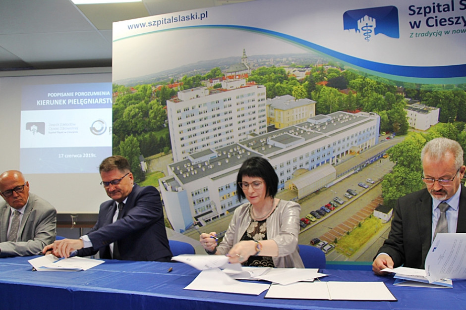 W spotkaniu uczestniczyli Czesław Płygawko, dyrektor Szpitala Śląskiego w Cieszynie, prof. Ewa Stachura, rektor PWSZ w Raciborzu, Jan Kawulok, przewodniczący Sejmiku Województwa Śląskiego oraz Mieczysław Szczurek, starosta cieszyński. Fot. Materiały prasowe Cieszyn: praktyki dla pielęgniarek w Szpitalu Śląskim