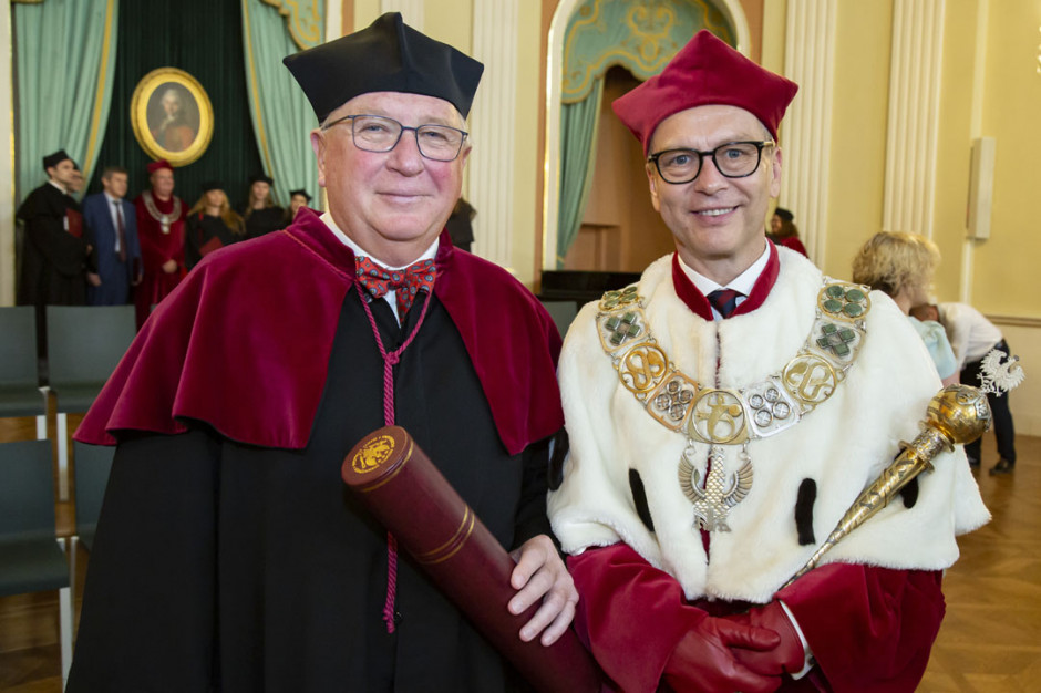 WUM uhonorował najwyższą akademicką godnością prof. Piotra Kasprzaka (z lewej) za wybitne osiągnięcia naukowe, dydaktyczne i kliniczne; FOT. WUM Prof. Piotr Kasprzak doktorem honoris causa Warszawskiego Uniwersytetu Medycznego