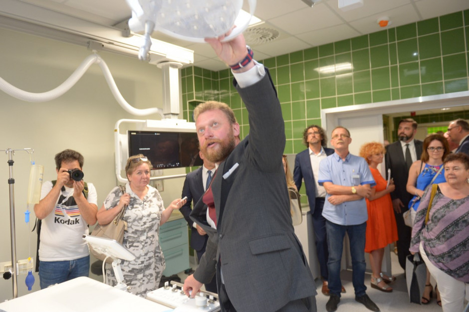 Minister zdrowia, Łukasz Szumowski podczas otwarcia Pracowni Elektrofizjologiii w SCCS w Zabrzu; FOT. Materiały prasowe Zabrze: w SCCS otwarto nową Pracownię Elektrofizjologii i Stymulacji Serca