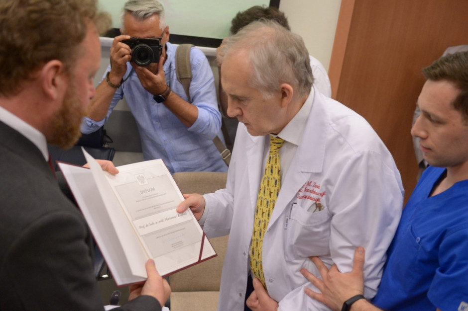 Prof. Marianowi Zembali odznaczenie wręczył minister zdrowia, prof. Łukasz Szumowski; FOT. Materiały prasowe Zabrze: prof. Marian Zembala odznaczony Medalem Stulecia Odzyskanej Niepodległości
