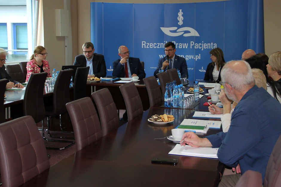 - Życie jest wartością najwyższą i decyzje, które go dotyczą, choć czasami trudne, powinny być podejmowane z rozwagą, delikatnością i poczuciem największej odpowiedzialności - powiedział Grzegorz Błażewicz, zastępca RPP otwierając inauguracyjne spotkanie Zespołu. Fot. Biuro RPP Terapie medyczne w okresie kończącego się życia - 1. posiedzenie Zespołu przy RPP