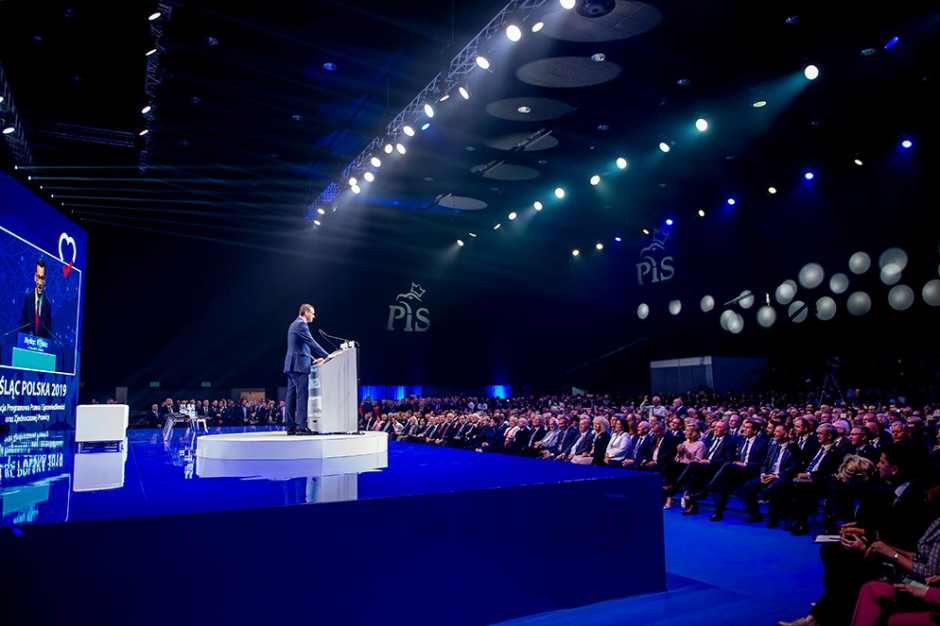 - Już skrócone są znacznie kolejki do operacji zaćm, endoprotez i nie ma w ogóle limitów na rezonans magnetyczny - przekonywał premier Morawiecki.Fot. Profil PiS na Fb Premier w Katowicach: nie obiecujemy gruszek na wierzbie, a te ok. 160 mld zł za kilka lat...