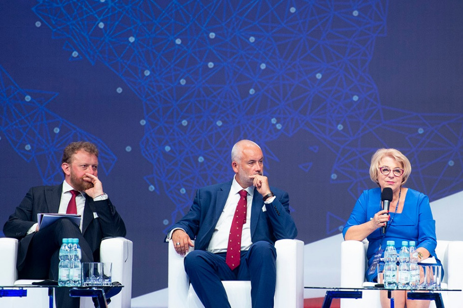 - Zawsze pielęgniarki i inni medycy byli balastem i kosztem, a powinni być dobrem narodowym - mówiła na konwencji PiS Zofia Małas. Fot. Profil PiS na Fb Prezes NRPiP na konwencji PiS: w ciągu ostatnich 4 lat liczba pielęgniarek zwiększyła się o 20 tys.