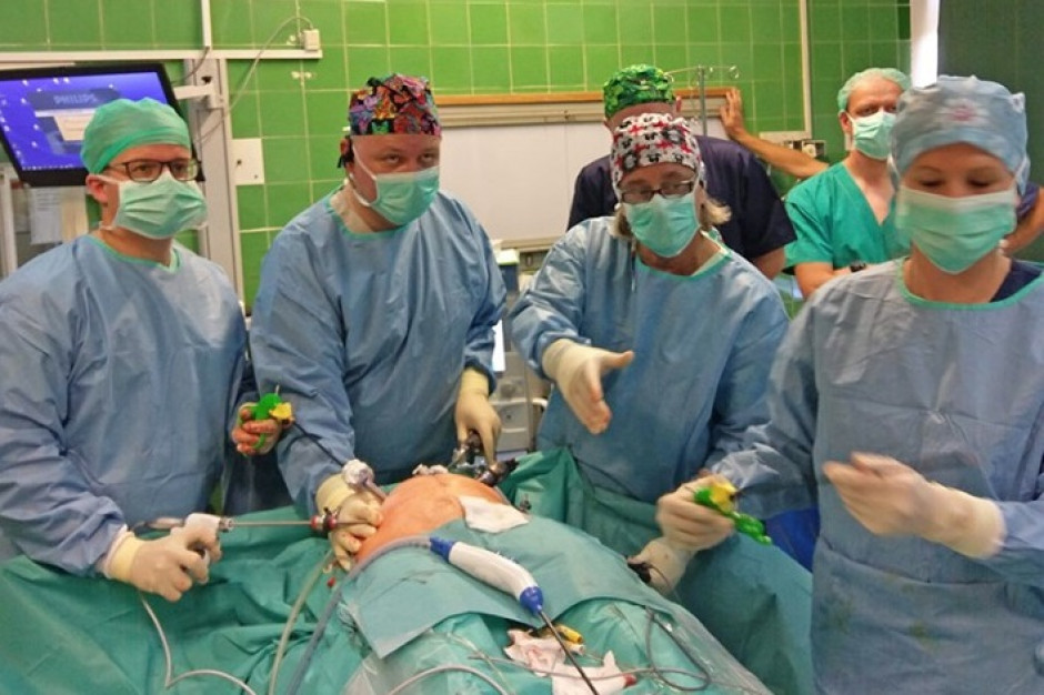 Operacja dała początek współpracy pomiędzy obiema Klinikami. Fot. dr Emilia Pawłowska-Krajka Wspólna operacja specjalistów WUM i CM UJ to początek współpracy klinik