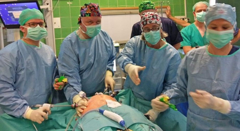 Operacja dała początek współpracy pomiędzy obiema Klinikami. Fot. dr Emilia Pawłowska-Krajka Wspólna operacja specjalistów WUM i CM UJ to początek współpracy klinik