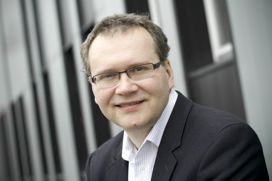 - Jako pierwsi opisaliśmy obecność arginazy w mikropęcherzykach uwalnianych do organizmu przez komórki raka jajnika - podaje prof. Jakub Gołąb. Fot. Pawel Pawlowski/PTWP Odkrycie Polaków: rak wysyła do węzłów chłonnych "złośliwe oprogramowanie"