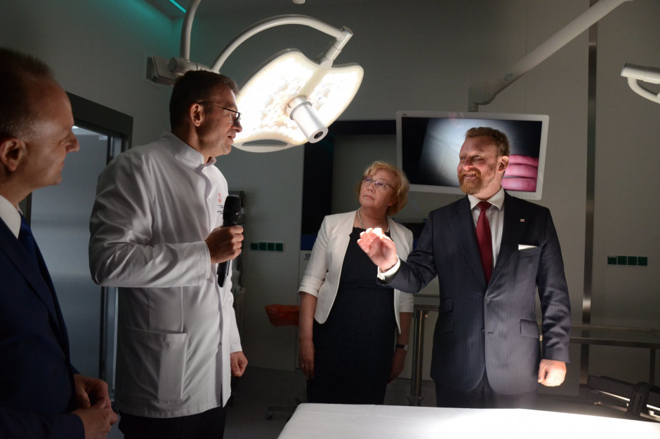 W otwarciu SOR uczestniczyli m.in. minister zdrowia Łukasz Szumowski, prezydent Zabrza Małgorzata Mańka-Szulik, wojewoda śląski Jarosław Wieczorek. Po lewej z mikrofonem: Mariusz Wójtowicz, prezes zarządu Szpitala Miejskiego w Zabrzu. Fot. profil Szpital Miejski w Zabrzu na Fb Zabrze: SOR w Szpitalu Miejski otwarty, a w planach centrum urazowe