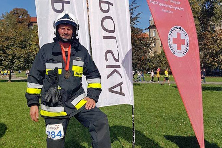 Andrzej Radwan z Krakowa w ubiegłorocznym KrwioBIEGU pokonał dystans na 5 km w mundurze strażaka Fot. materiały prasowe Kraków: ruszają zapisy na bieg PCK. To wyraz solidarności z dawcami krwi