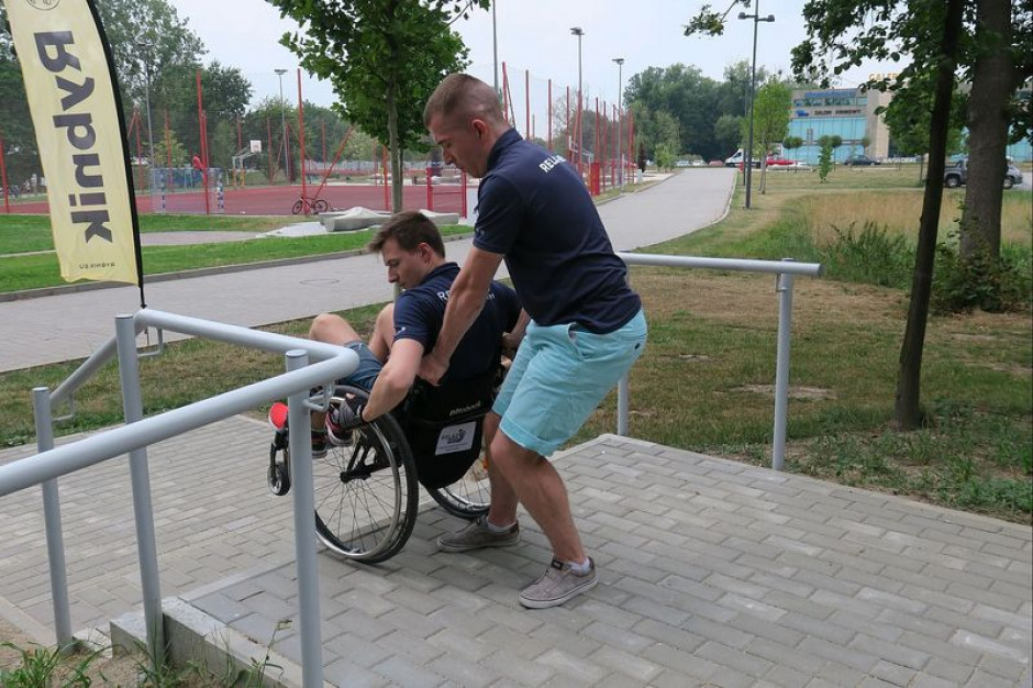 Tor przeszkód dla osób niepełnosprawnych; FOT. www.rybnik.eu Rybnik: powstał edukacyjny tor przeszkód dla osób niepełnosprawnych