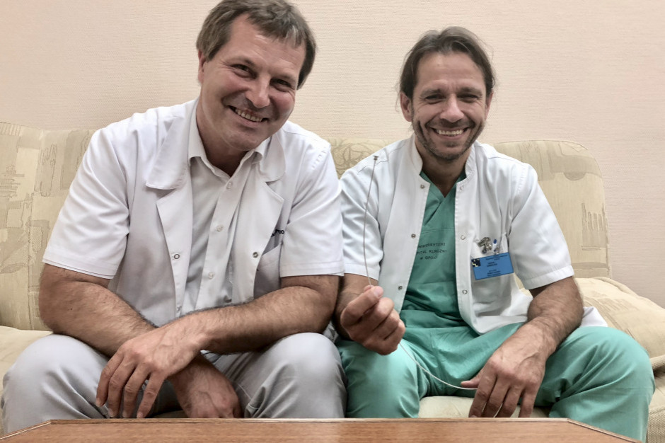 Prof. Marek Gierlotka (z lewej) i doc. Jerzy Sacha. Fot. Materiały prasowe Opole: udany zabieg przezskórnej implantacji zastawki mitralnej