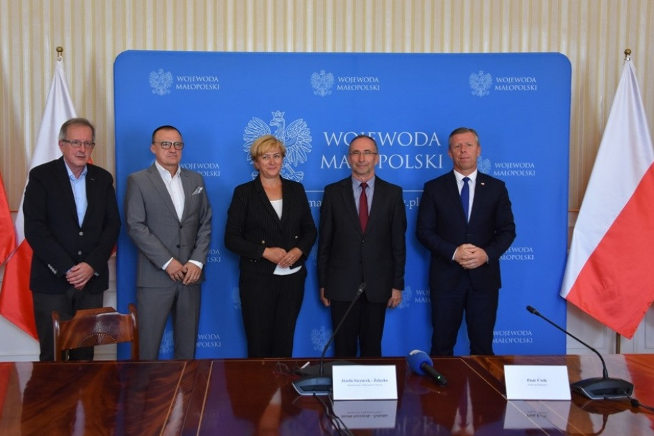 W poniedziałek (26 sierpnia) sekretarz stanu w Ministerstwie Zdrowia Józefa Szczurek - Żelazko podpisała umowy z dyrektorami szpitali na zakup nowoczesnego sprzętu. Fot. profil Małopolski Urząd Wojewódzki na Facebook Ponad 1,2 mln zł dla na doposażenie zakładów radioterapii dla Małopolski i Podkarpacia