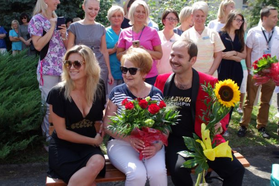 Niebawem szpital zaprosi na kolejne odsłonięcia imiennych ławek. Fot. Szpital im. Żeromskiego w Krakowie Kraków: szpitala tworzy aleję gwiazd, swoją ławeczkę ma tu m.in. showman Sławomir