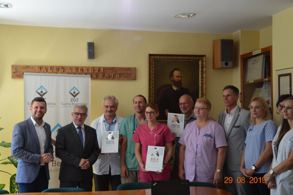 W imieniu inicjatywy projektu Angels certyfikat dla Zespołu Opieki Zdrowotnej w Suchej Beskidzkiej wręczył Mateusz Stolarczyk, konsultant na Europę Centralną i Wschodnią. Fot. profil Zespół Opieki Zdrowotnej w Suchej Beskidzkiej na FB Sucha Beskidzka: szpital z diamentowym certyfikatem za leczenie udarów