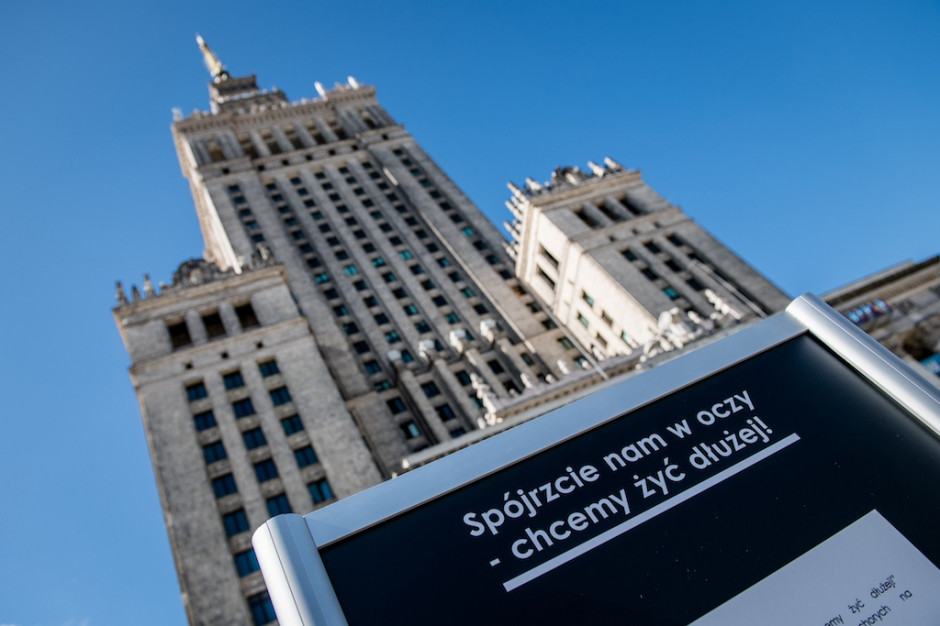 Wystawę można oglądać do 12 września Fot. materiały prasowe "Spójrzcie nam w oczy - chcemy żyć dłużej": pacjenci z rakiem jelita grubego czekają na refundację leków