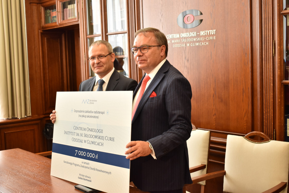 Wiceminister Maciej Miłkowski (z lewej) i prof. Krzysztof Składowski, dyrektor Centrum Onkologii w Gliwicach. FOT. Tomasz Narodowski/COI Gliwice Gliwice: 7 mln zł na zakup akceleratora liniowego dla COI