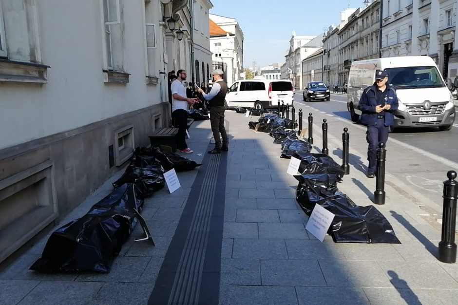 FOT. @PR_OZZL/ Twitter Nietypowa akcja protestacyjna rezydentów przed siedzibą MZ