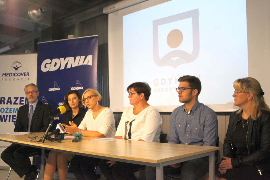 Na zdjęciu: Marcin Radziwiłł, prezes Fundacji Medicover, dr Katarzyna Korzeniowska, ekspert, specjalista pediatrii, endokrynologii i diabetologii dziecięcej, Magdalena Drażba, Gdyńskie Centrum Zdrowia, Anna Melki, Dyrektor Gdyńskiego Centrum Zdrowia, Grzegorz Rietz, absolwent Programu Fundacji Medicover, Joanna Rietz, mama Grzegorza Gdynia: 22 proc. dzieci ma nadwagę lub otyłość - stąd program profilaktyki i leczenia
