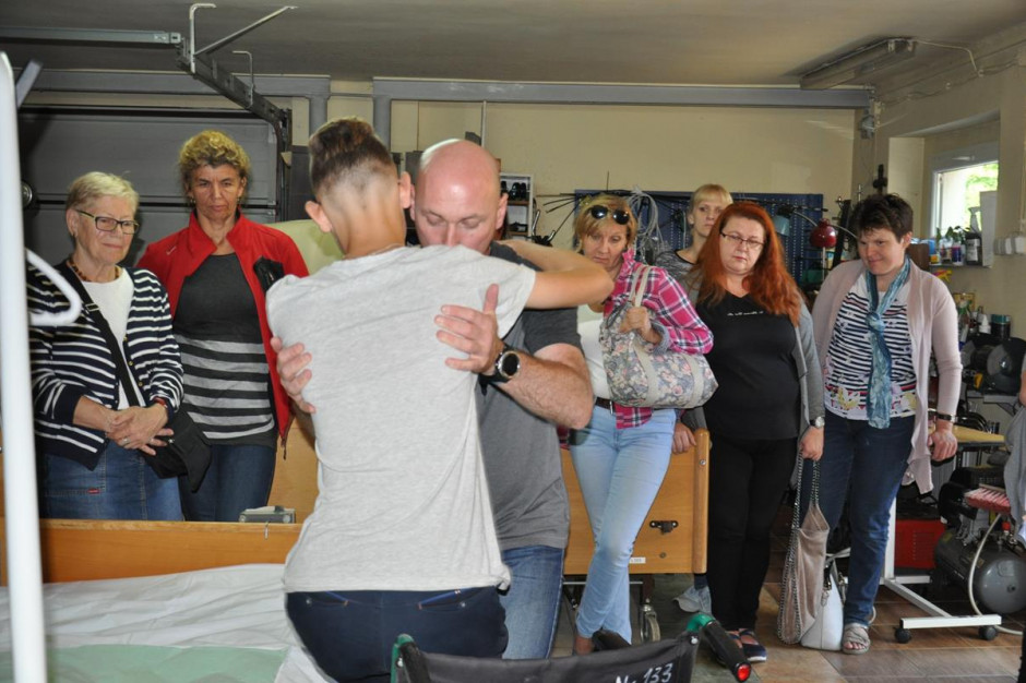 Szkolenie wolontariuszy z fizjoterapeutą, Januszem Walą. Fot. Hospicjum św. Ojca Pio w Pszczynie Pszczyna: Hospicjum św. Ojca Pio obchodzi 20-lecie, dziś ma pod opieką 70 chorych