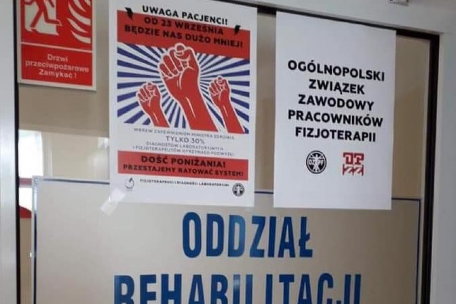 W szpitalach w całym kraju zawisły plakaty dotyczące akcji protestacyjnej. ''Uwaga pacjenci! Od 23 września będzie nas dużo mniej. Dość poniżania! Przestajemy ratować system!''. Fot. profil Ogólnopolski Związek Zawodowy Pracowników Fizjoterapii na Facebook Będzie nas dużo mniej! Fizjoterapeuci i diagności laboratoryjni wznawiają protest