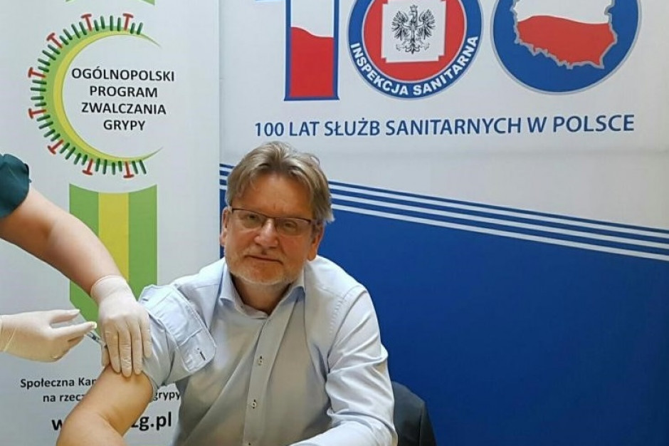 Wśród zaszczepionych był dr hab. Jarosław Pinkas, Główny Inspektor Sanitarny. Fot. Materiały prasowe Pracownicy GIS łącznie z Inspektorem zaszczepili się przeciw grypie