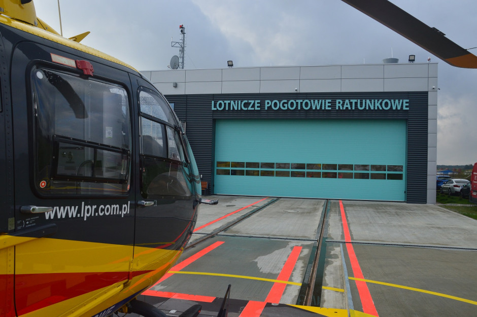 Do wrocławianina z zatrzymanym krążeniem wysłano strażaków i śmigłowiec Lotniczego Pogotowia Ratunkowego. Fot. LPR We Wrocławiu zabrakło karetek, a helikopter nie wylądował. Mężczyzna zmarł