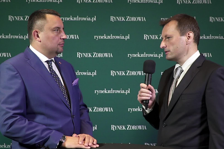 Rafał Włach (z lewej) w rozmowie z Rynkiem Zdrowia; FOT. PTWP Wdrażanie e-dokumentacji medycznej najszybciej przebiega w dużych placówkach