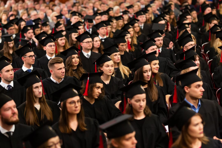 382 młodych lekarzy absolwentów I Wydziału Lekarskiego WUM odebrało 18 listopada br. dyplomy ukończenia studiów. Fot. Jarosław Oktaba, Dział Fotomedyczny WUM Rektorzy i dziekani: bez zwiększenia finansów na dydaktykę, nie rozwiążemy problemu kadrowego