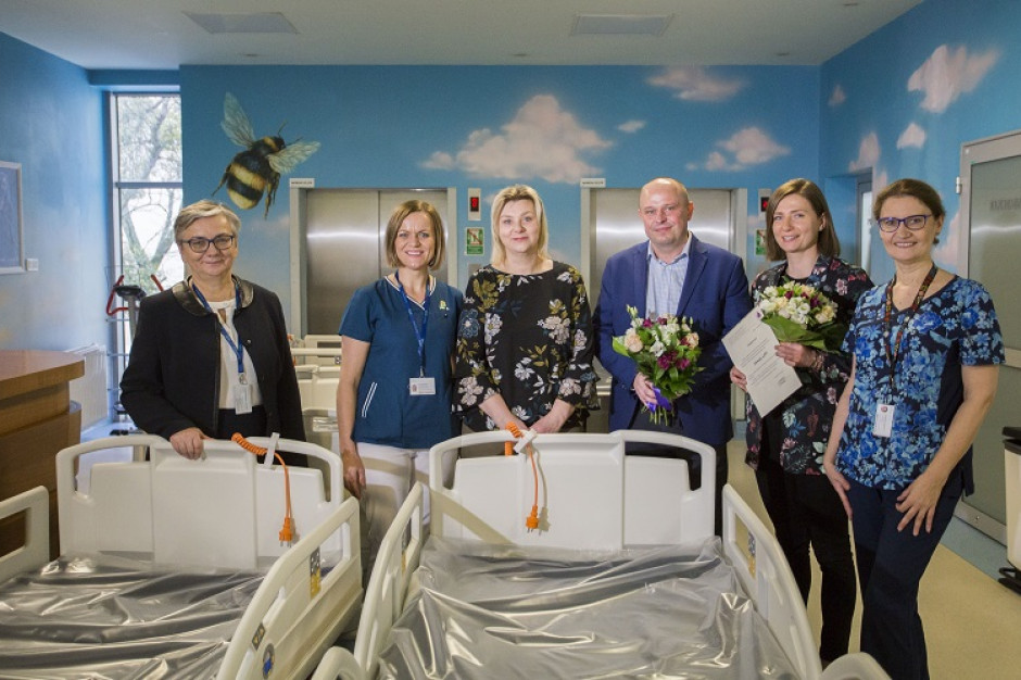 - Te łóżka to prawdziwe mercedesy – mówiła prof. Adamkiewicz-Drożyńska, ordynator Kliniki Pediatrii, Hematologii i Onkologii UCK, dziękując jednocześnie Fundacji za ten prezent. Fot. Sylwia Mierzewska/UCK Gdańsk: 9 sterowanych elektrycznie łóżek dla kliniki pediatrii UCK
