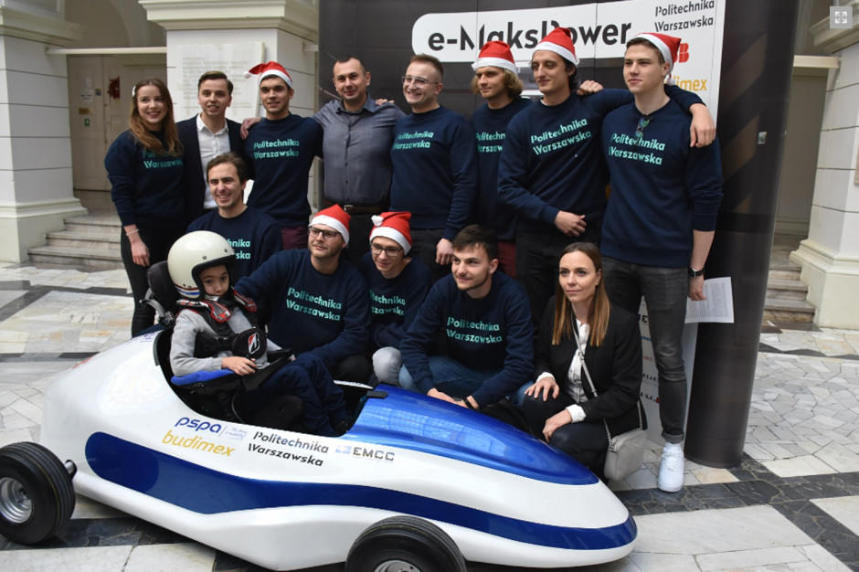Maks, jego rodzice i twórcy bolidu; FOT. Politechnika Warszawska Warszawa: studenci zbudowali elektryczny bolid dla chłopca z dystrofią mięśniową