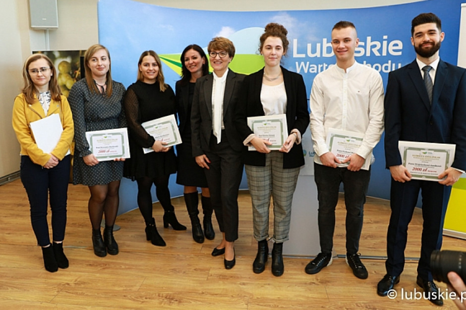 9 grudnia br. marszałek Elżbieta Anna Polak wręczyła studentom medycyny oraz pielęgniarstwa i położnictwa symboliczne zaświadczenia o przyznaniu stypendiów. Fot. Krzysztof Kubasiewicz/Lubuskie.pl Lubuskie: stypendia dla przyszłych lekarzy i pielęgniarek przyznane