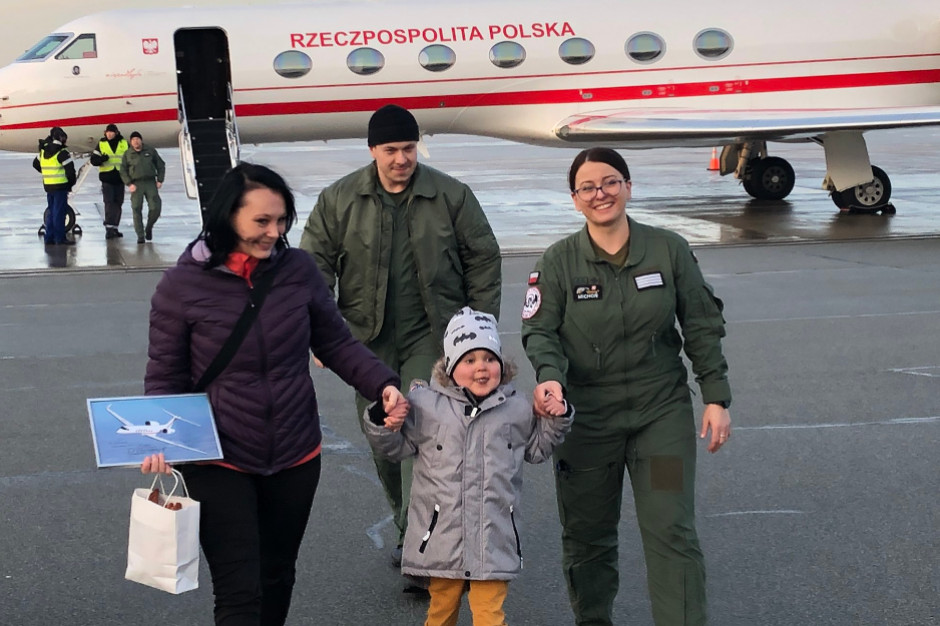 6-letni Filip, który poleciał wojskowym transportem medycznym na operację do Bostonu, właśnie wrócił do Polski. Fot. Twitter MON_GOV_PL MON: 6-letni Filip wrócił do Polski po operacji w Bostonie