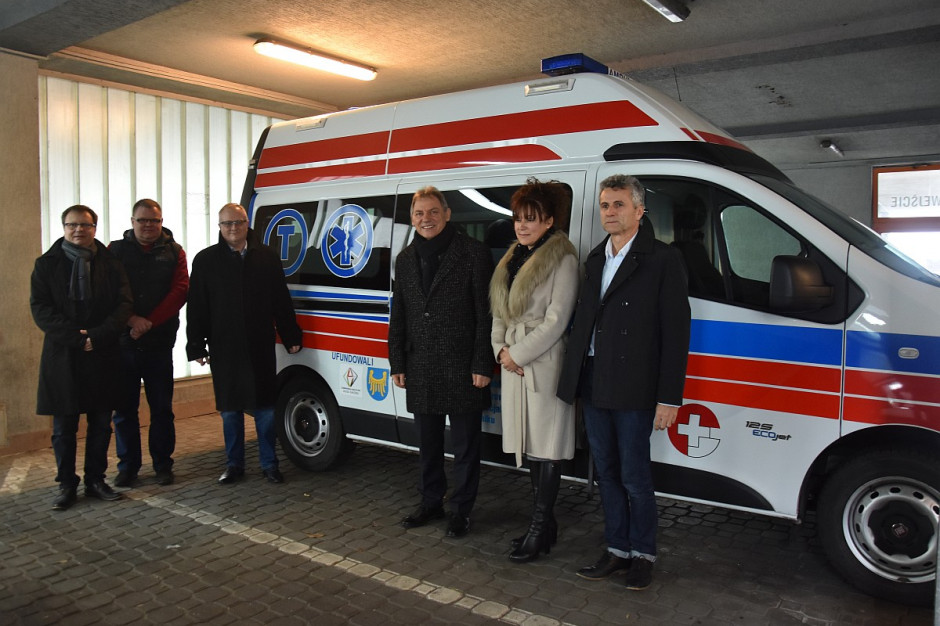 Gmina i Miasto Czerwionka-Leszczyny przekazała na ten cel 70 tys. zł, taką samą kwotę przeznaczyło Starostwo Powiatowe w Rybniku. Koszty wyposażenia karetki opłacił szpital. Fot. czerwionka-leszczyny.pl Rybnik: na tę karetkę złożyły się miasto, powiat i szpital
