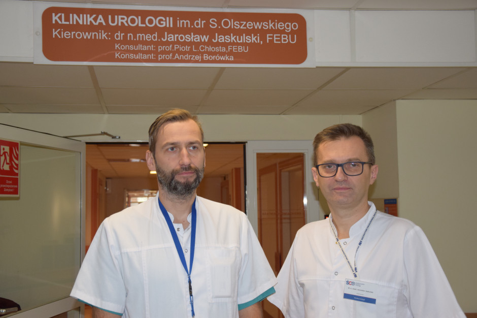Dr Jarosław Jaskulski - kierownik Kliniki Urologii ŚCO i dr Mateusz Obarzanowski, specjaliści urologii wykonujący zabiegi implantacji sztucznego zwieracza cewki moczowej. Fot. ŚCO Kielce: w ŚCO rozpoczęto wszczepianie sztucznych zwieraczy cewki moczowej
