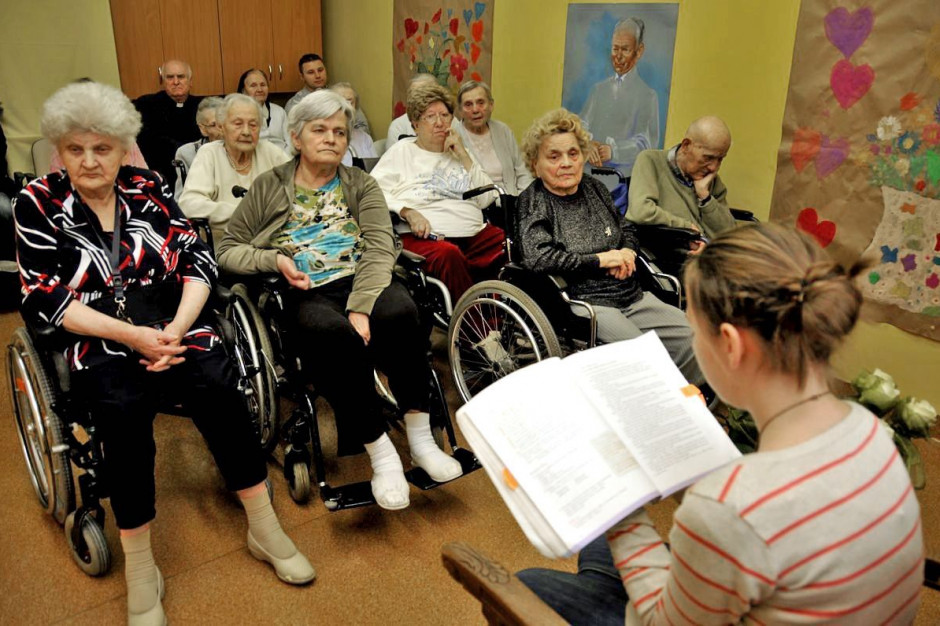Fot. ZCOD Zabrze: w Dniu Babci uczniowie czytają książki seniorom - pacjentom szpitala