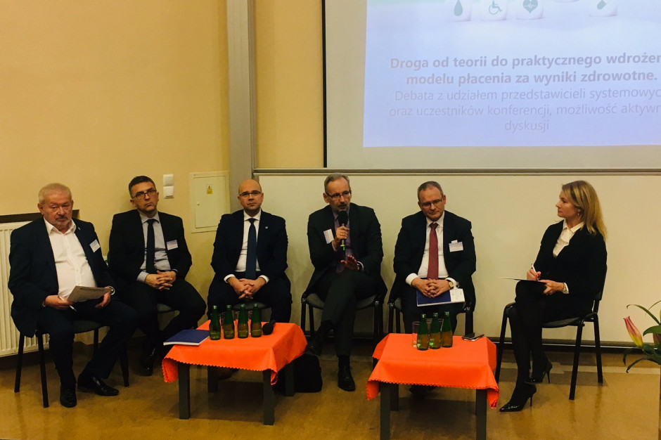 Konferencja zorganizowana przez Uczelnię Łazarskiego "Droga w kierunku systemu ochrony zdrowia opartego na wartości. Miejsce i Rola Organizacji Pacjentów". Fot. NFZ/Twitter Eksperci: w ochronie zdrowia potrzebna jest nam "kultura mierzenia"
