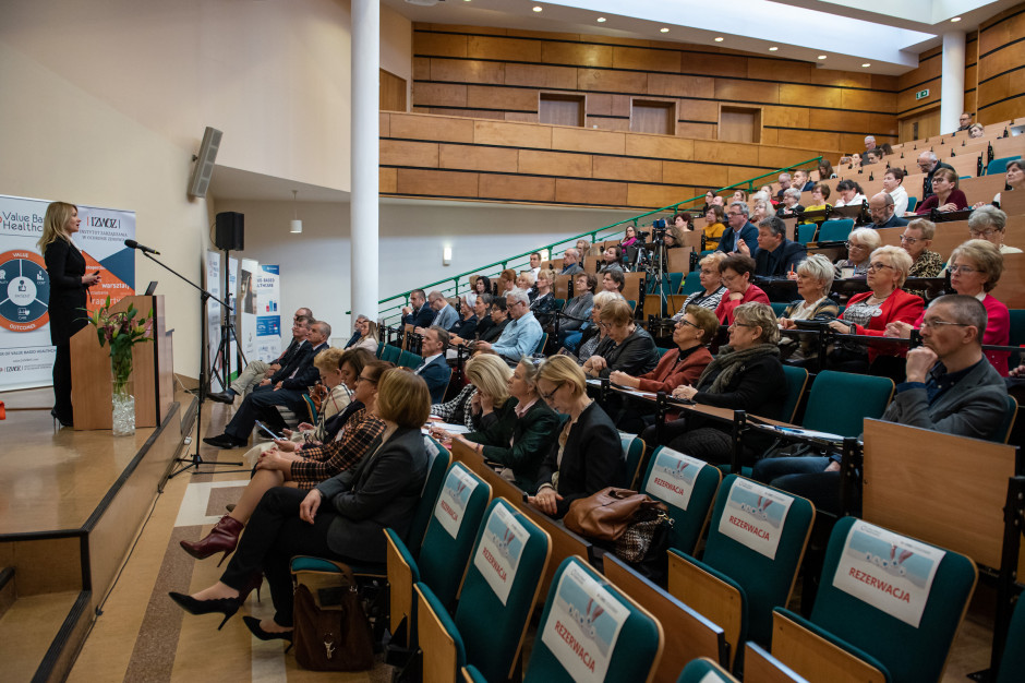 Dzisiaj trendy w organizacji ochrony zdrowia wyznacza podejście określane jako opieka zdrowotna oparta na wartościach, Value Based Healthcare (VBHC) - zgodzili się eksperci podczas konferencji "Droga w kierunku systemu ochrony zdrowia opartego na wartości. Miejsce i Rola Organizacji Pacjentów". Fot. Uczelnia Łazarskiego Eksperci: to pacjent jest najważniejszy, stawiajmy pytania co robimy dobrze a co źle