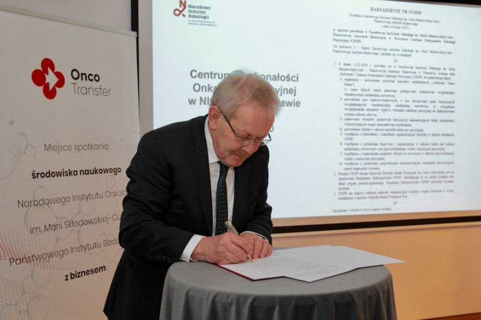 Prof. Jan Walewski, dyrektor Narodowego Instytutu Onkologii podpisuje zarządzenie ws. powołania CDOP. Fot. NIO Onkologia precyzyjna: w Narodowym Instytucie Onkologii ruszyło centrum doskonałości