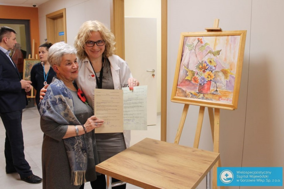 Jako pierwsza swoją autorską wystawę pt. Pejzaż wzruszeń zaprezentowała Barbara Dzięcielewska, nauczycielka z Zielonej Góry. Fot. Wielospecjalistyczny Szpital Wojewódzki w Gorzowie Wlkp./FB. Gorzów Wielkopolski: galeria Sztuki R w Ośrodku Radioterapii otwarta