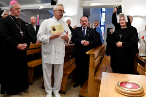 Relikwie "z kości" św. Faustyny trafiły do szpitala w Kielcach. Mają nieść ulgę chorym