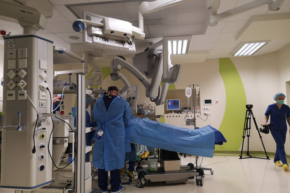 Operacja wszczepienia aktywnych implantów wykorzystujących przewodnictwo kostne dźwięku. Fot. materiały prasowe Pierwsze w Polsce wszczepienia implantu wykorzystującego kostne przewodnictwo dźwięku